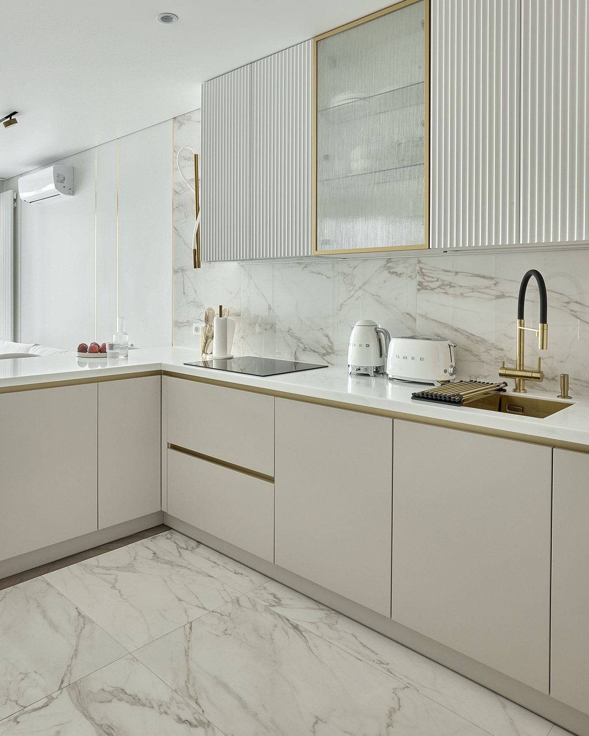 Minimalistlik moderne köök peidetud hoiustamisega